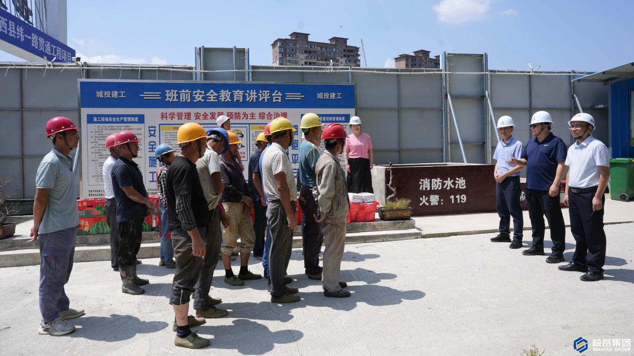 炎炎夏日送清凉， 为建筑工人撑起“遮阳伞”